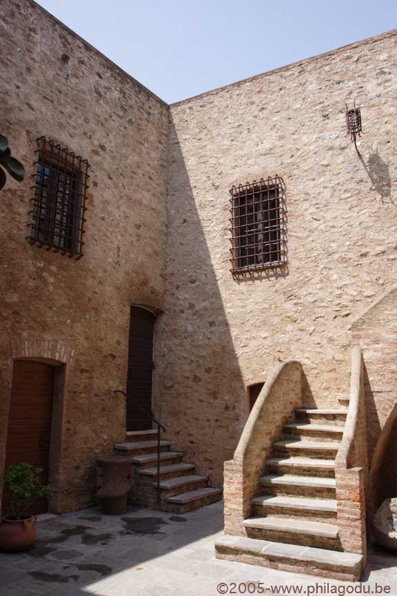 w-Aleria-fort_Matra-cour.jpg-2396