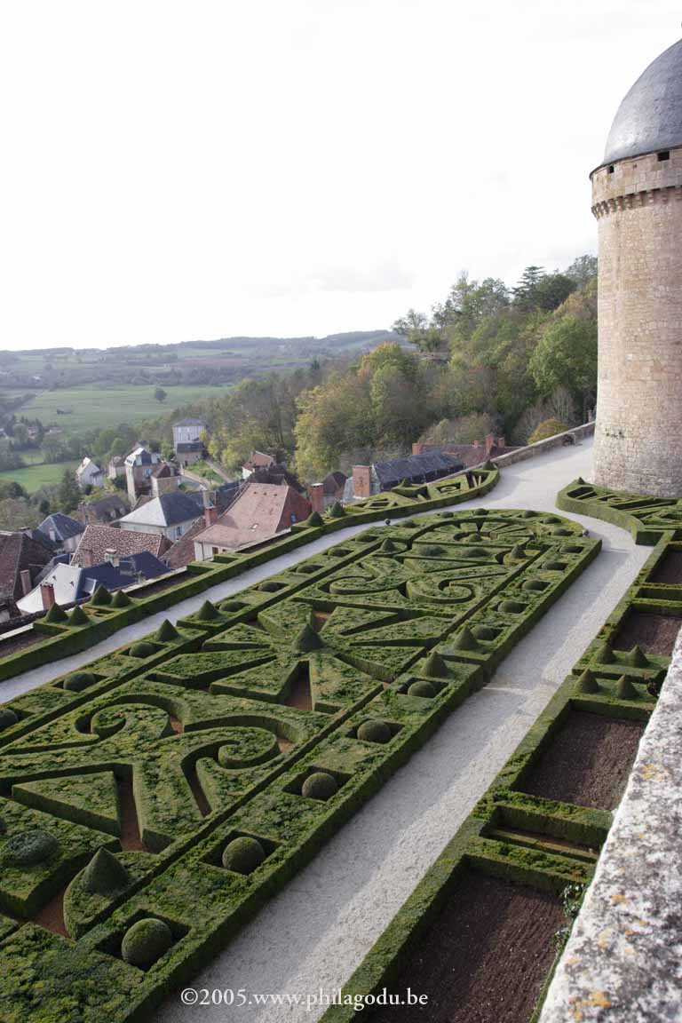 w-Hautefort-chateau-jardin-453