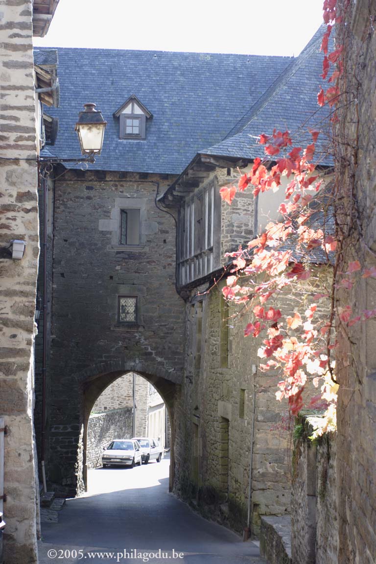 w-Uzerche-rue-328