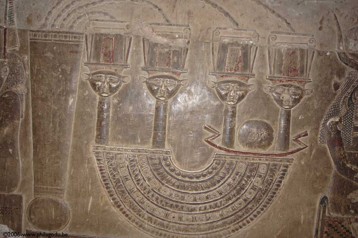 Dendera-crypte-Athor55