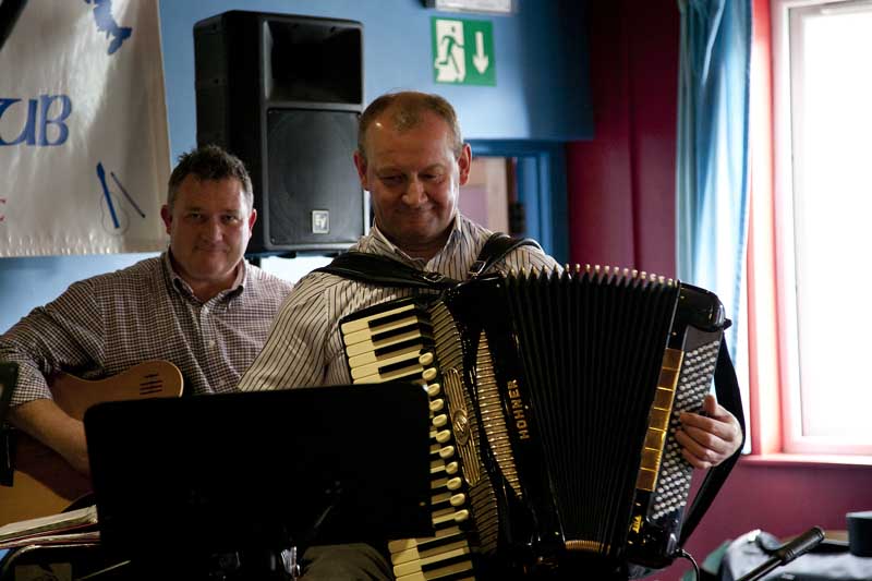 w-scot_7080 accordeon+guitare-Skye 