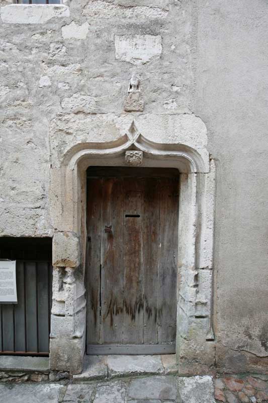 w-Vezelay-rue-85